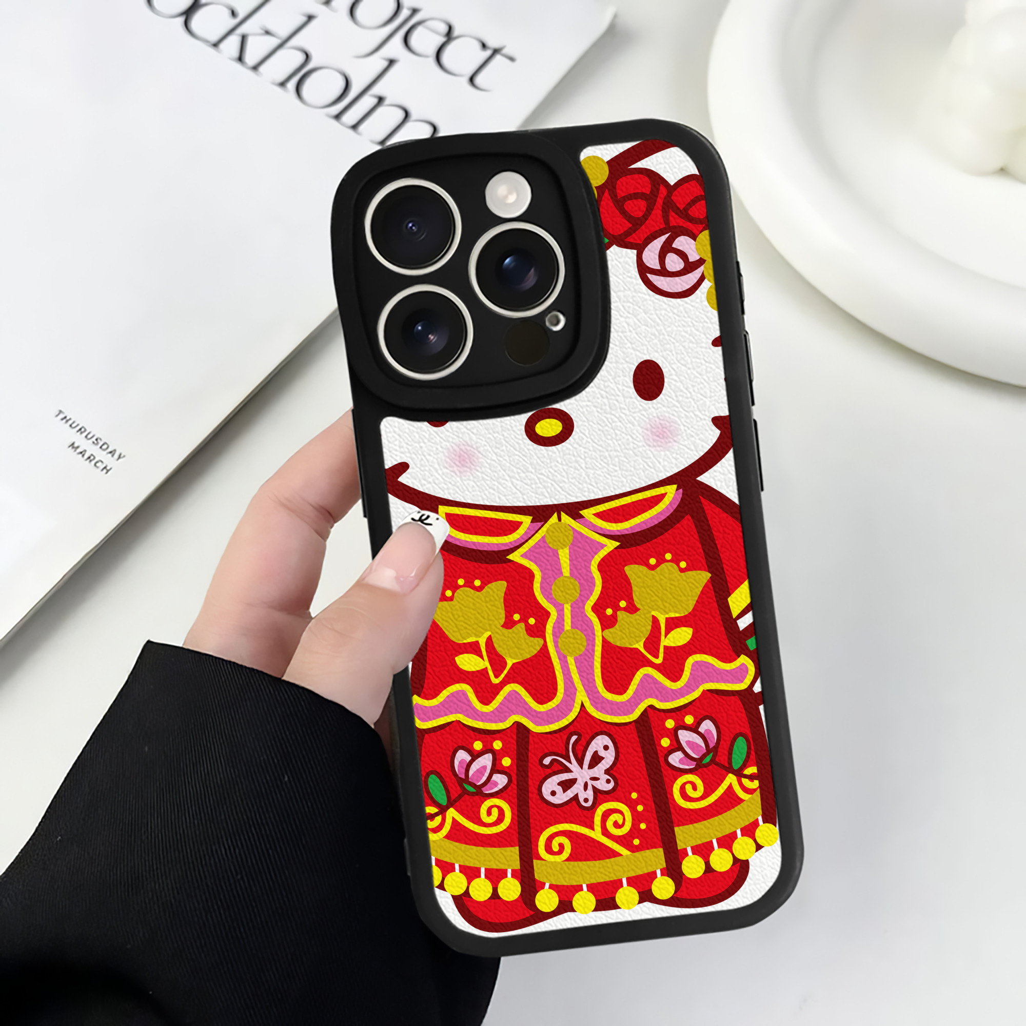 （画像用） Hello Kitty ハローキティ 【iPhone 16シリーズ対応】シリコンスマホケース（レザー調） 材質：シリコン
